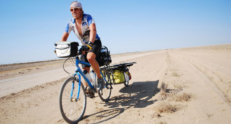 velo electrique solaire dans desert de sable